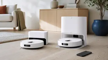 To hvide robotstøvsugere med kompakt ladestation og høj vaske- og tømmestation